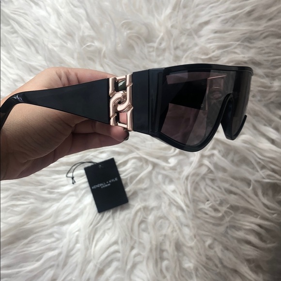 Kendall + Kylie Dallas Black Shield Sunglasses - Picture 5 of 6